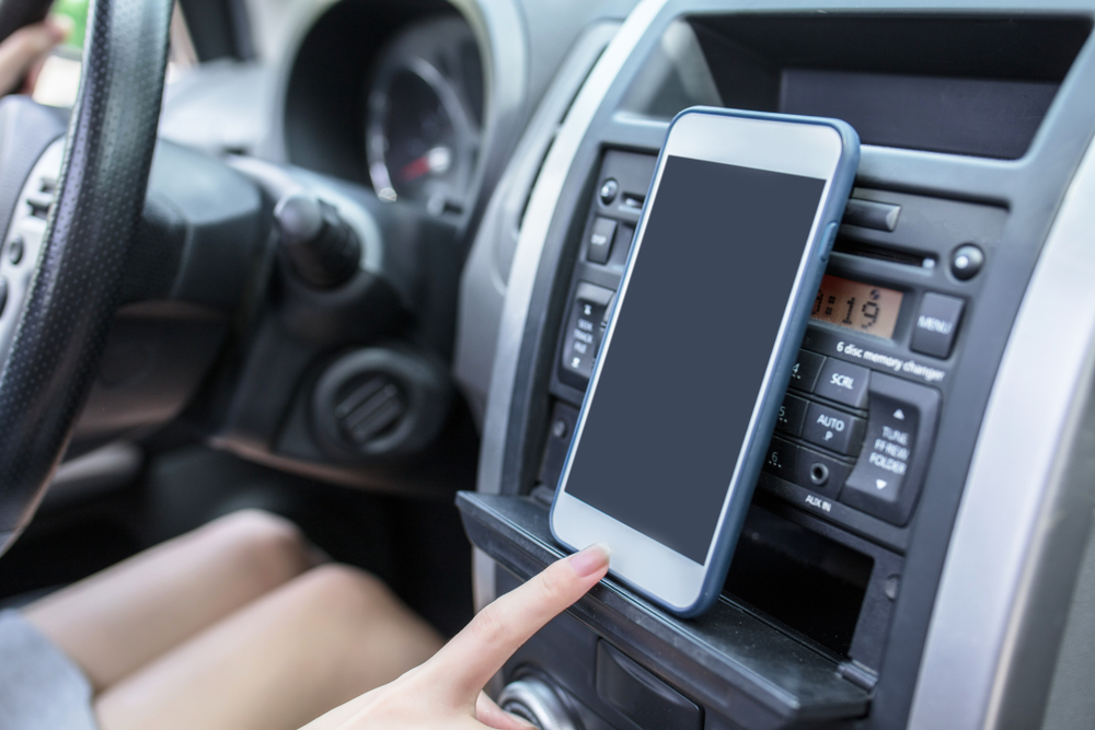 UK Drivers Can Face a Hefty Fine for Even TOUCHING Their Phones While Driving in New Law Header Image