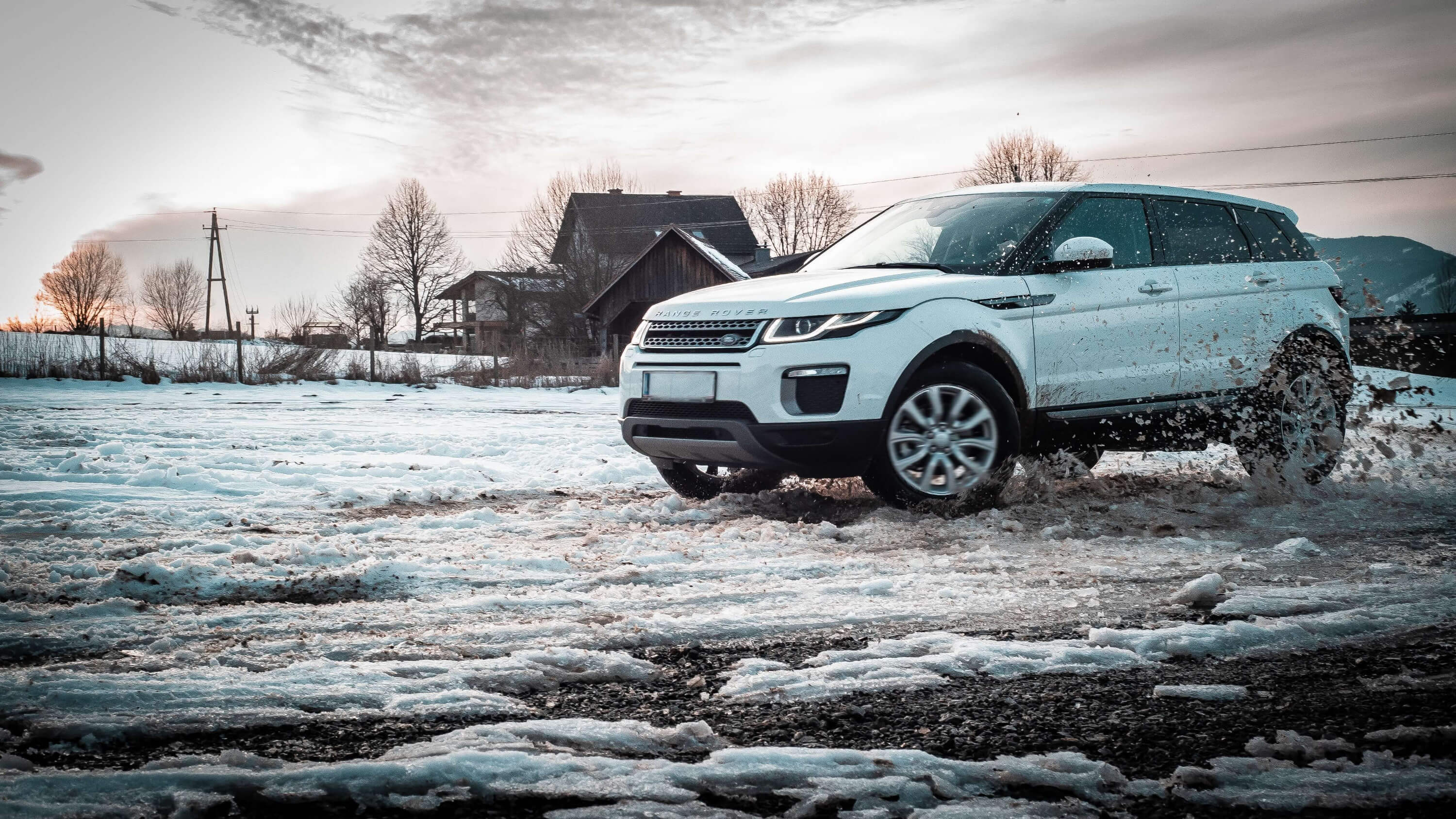 range rover evoque in snow