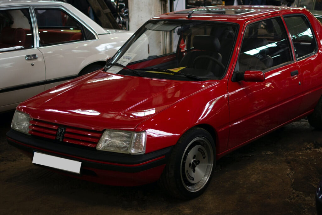 Peugeot-205-GTI-1